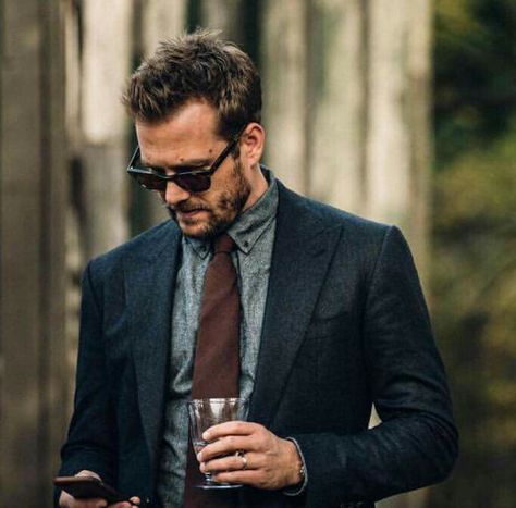 Gabriel Macht How To Wear A Flannel, Specter Suits, Suits Tv Series, Suits Quotes, Harvey Specter Suits, Harvey Specter Quotes, Suits Tv, Gabriel Macht, Open Collar Shirt