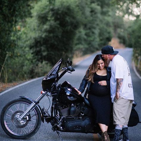 Maternity and Motorcycles. Photoshoot Motorcycle, Photographer Equipment, Motorcycle Photo Shoot, Prego Pics, Parents Photography, Maternity Studio Photoshoot, Motorcycle Baby, Pregnancy Announcement Photoshoot, 50mm Photography