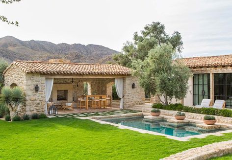 This beautiful mediterranean style, single family private residence was designed by OZ Architects, located in Paradise Valley, Arizona. Paradise Valley is a small, affluent town known for its luxur… Paradise Valley Arizona, House Mediterranean, Mediterranean Style Homes, Mediterranean Decor, Spanish Style Homes, Hacienda Style, Paradise Valley, Mediterranean Home, Spanish House