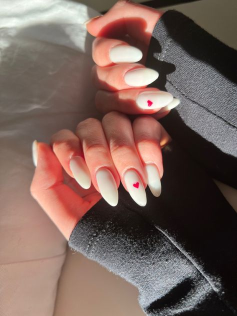 Heart On One Nail, Heart Themed Nails, White Nails With Heart On Ring Finger, White Nail With Heart, Beyaz Nail Art, Nails With Little Heart, White Nails With Red Heart, White Nails With Hearts, Simple Heart Nails