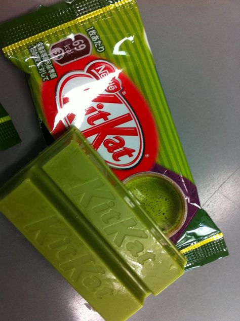 green kit kat Green Tea Kit Kat, Matcha Kit Kat, Kit Kat Flavors, Chocolate World, Everyday Dishes, Cute Snacks, Eat The Rainbow, Weird Food, Snap Food