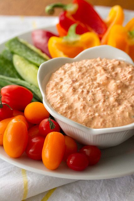 Red Pepper Dip Recipe, Appetizer Dinner, Roasted Red Pepper Dip, Red Pepper Dip, Pepper Dip, Calorie Snacks, Stuffed Pepper Dip, Holiday Tea, Snack Boxes