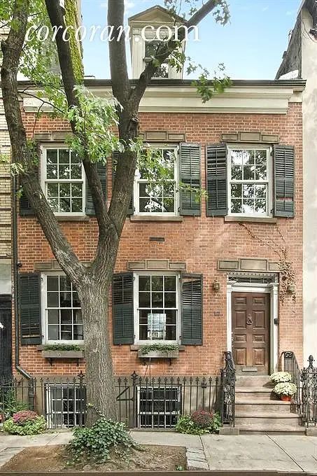 $5.75M Federal rowhouse in the West Village was once owned by Aaron Burr | 6sqft Sketching Houses, West Village Townhouse, House Nyc, House New York, Classical House, Aaron Burr, Cobblestone Streets, Kitchen Design Trends, Luxury Condo