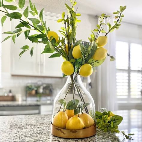 Eat In Kitchen Table, Lemon Centerpieces, Beach Kitchen Decor, Summertime Decor, Kitchen Countertop Decor, Lemon Kitchen Decor, Lemon Kitchen, Summer Deco, Tray Styling