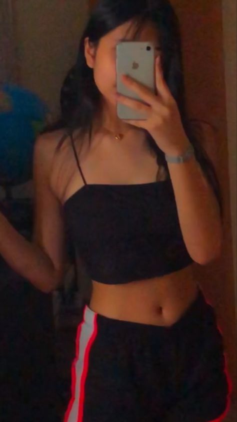 face hidden covered mirror selfie <3 Selfie Face Hidden, Covered Mirror, Girls Crop Tops, No Face, Photo Poses, Cool Girl, Crop Top, Mirror Selfie, Crop Tops