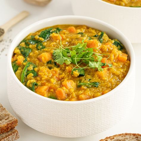 Close up of a bowl with red lentil soup Macro Planning, Lentil Soup With Spinach, Middle Eastern Lentil Soup, Farro Soup, Soup With Spinach, Vegan Butternut Squash Soup, Metabolic Balance, Vegetarian Soups, Canned Lentils