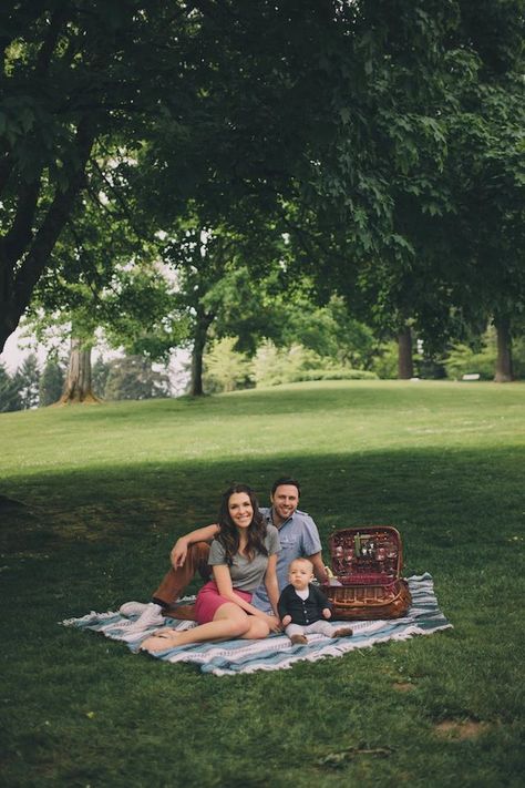 Large Family Poses, Picnic Photography, Baby Nurseries, Outdoor Family Photography, Newborn Family Photos, Photography Poses Family, Toddler Photography, Baby Boy Photos, Family Picnic