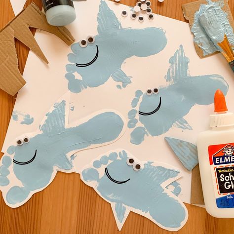 Shark Footprint Craft, Shark Handprint Art, Footprint Shark, Under The Sea Crafts For Toddlers, Shark Crafts For Kids, Ocean Predators, Sea Creatures Crafts, Fish Handprint, Baby Footprint Crafts