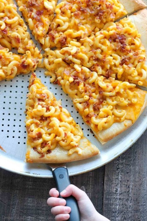 Mac and Cheese Pizza combines two tasty dinners into one incredible meal. It's so easy, the kids can make it! Top it with bacon for extra deliciousness! Max And Cheese Pizza, Macaroni Pizza Recipe, Combination Pizza, Macaroni And Cheese Pizza, Mac N Cheese Pizza, Food Polls, Mac And Cheese Pizza, Cheese Ideas, Food Combos