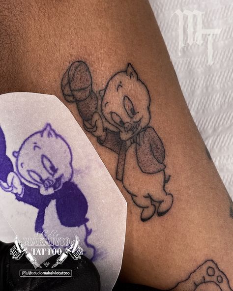 Mini tattoo do Personagem Gaguinho do desenho Looney Tunes. A TATTOO TEM 4 CENTÍMETROS! Tatuador: Makaivio Tattoo Deixa um comentário e um amei nessa tattoo ! Orçamentos: 📲(62)99510-2730 📥 https://wa.me/5562995102730 📍Rua Ranulfo Da Veiga Jardim Qd A3 Lt 12 Setor Industrial Santo Antônio - Aparecida de Goiânia Goiás . . . . . . . . . #studiomakaiviotattoo #artfusion #makaiviotattoo #electricinkbrasil #tattoo #tatuagem #tanaruetattoo @tanaruetattoo @umbandamilgrau @studiomakaiviotatto... Nessa Tattoo, O Tattoo, Mini Tattoo, A Tattoo, Looney Tunes, Tattoos