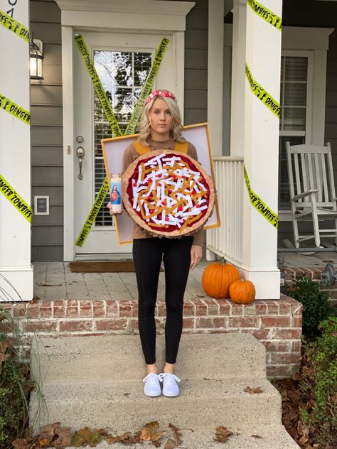 #tacobellcostume #mexicanpizza #mexicanpizzacostume Pizza Fancy Dress, Pizza Costume Diy, Pizza Halloween Costume, Pizza Costume, Eurovision Party, Taco Bell Mexican Pizza, Handmade Pizza, Pizza Guy, Diy Pizza