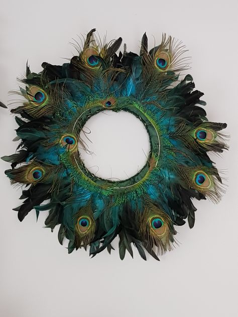 African Feather Hat, 6thi Decoration, Fun Mirrors, Peacock Feather Decor, Wall Mirror Ideas, Peacock Mirror, Diy Backdrop Stand, Wreath Mirror, Couronne Diy