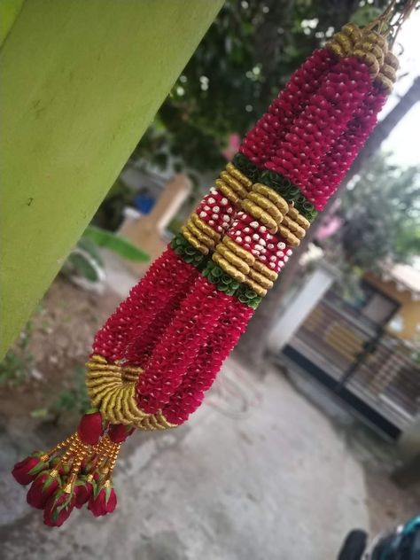 Indian Varmala, Poola Dandalu, Indian Garland, Jai Mala, Rose Garland Wedding, Buddha Wallpaper Iphone, Garland For Wedding, Indian Wedding Garland, Red Garland