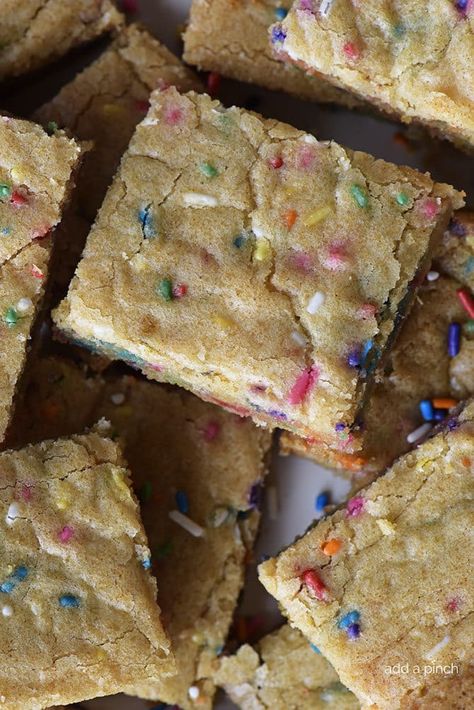 Funfetti Blondies Recipe - Funfetti Blondies make just the perfect bar cookie for celebrations! Made from scratch, these funfetti blondies are chewy, delicious and so fun! // addapinch.com #blondies #funfetti #sprinkles #addapinch Birthday Cake Bars, Blondie Bites, Funfetti Blondies, Cowboy Cookie Recipe, Sweets Bar, Sprinkles Recipe, Perfect Bar, Spring Treats, Blondies Recipe