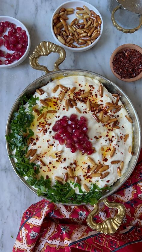 bookofdishes on Instagram: first up on the ramadan series: fatteh hummus. this is something we eat for so many iftars! it’s a levant style fatteh and one of my… Fatteh Hummus, Ramadan Series, Arab Aesthetic, Syrian Food, Come Dine With Me, Egyptian Food, Casual Dining Restaurant, Yogurt Sauce, Ramadan Recipes