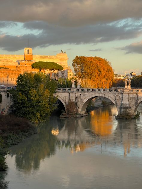 #sunset #sunsetphotography #rome #italy #romeitaly #roma #sunsetriver #river #water #aesthetic #sunsetaesthetic #wallpaper #lockscreen #reflection #sun #fall #november Fall November, Water Aesthetic, River Water, Rome Italy, Sunset Photography, Rome, Italy, Sun, Water