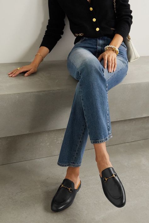 Princetown Gucci, Black Loafers Outfit, Slipper Outfit, Mules Outfit, Looks Jeans, Loafers Outfit, Gucci Loafers, Looks Street Style, Black Loafers