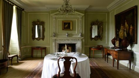 A classic Georgian house, owned by a Quaker merchant and his family, Peckover's style is simple yet elegant. The rooms include original Rococo plasterwork, Sheraton furniture and fine Georgian fireplaces. The house is surrounded by a charming garden complete with orangery and summerhouses. #Architecture #CountryEstate #Elegant #Historic #DiningRoom Georgian Fireplaces, Mdf Wall Panels, Georgian Interiors, Georgian Furniture, Georgian House, Georgian Townhouse, Georgian Architecture, Georgian Era, Georgian Homes