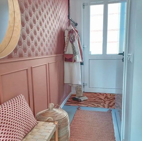 Pink Hallway Ideas, Hallway Furniture Ideas, Stairs And Hallway Ideas, Pink Hallway, Hallway Inspiration, Flat Decor, Hallway Design, Entry Hallway, Narrow Hallway