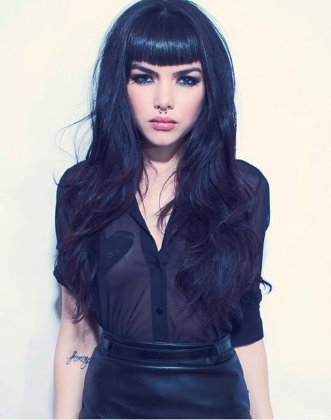 Thick bangs and long hair. Betty Bangs, Emily Strange, Rockabilly Mode, Scene Girl, Short Bangs, Trendy Haircuts, Long Black Hair, Hair Envy, Grunge Hair