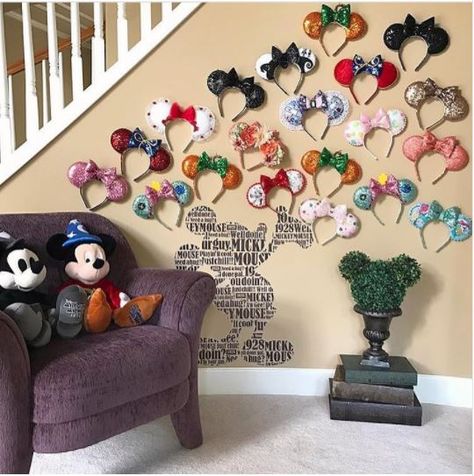 Ear Display Deco Disney, Casa Disney, Disney Room Decor, Disney Bedrooms, Disney Mouse Ears, Disney Rooms, Disney Wall, Disney Home Decor, Baby Mickey