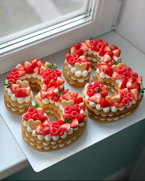 Strawberry Letter Cake, Number Birthday Cakes For Women, Brownie Number Cake, Fruit Number Cake, Number Cake Strawberry, Red Number Cake, Strawberry Number Cake, Cream Tart Cake Number, Number Cake Decorating Ideas