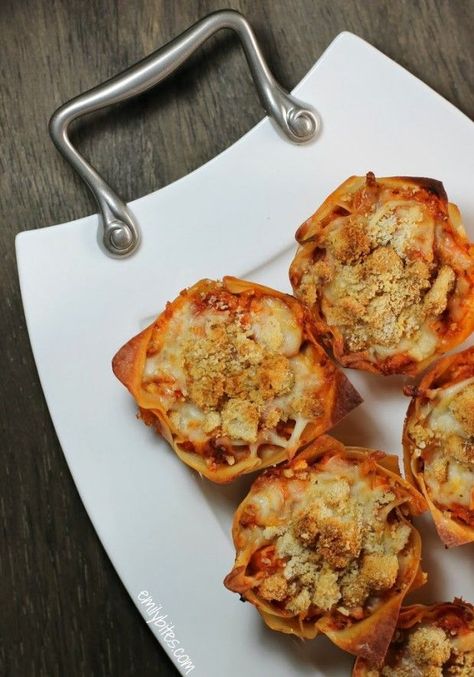 These Chicken Parmesan Wonton "Cupcakes" are saucy and cheesy with a crunchy topping for only 159 calories or 4 Weight Watchers SmartPoints each! www.emilybites.com Wrapper Recipes, Wonton Wrapper Recipes, Emily Bites, Wonton Cups, Pie Maker, Wonton Recipes, Chicken Parm, Wonton Wrappers, Wontons