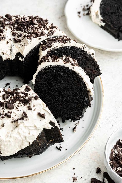 This easy homemade cookies and cream Oreo Bundt Cake recipe has a deep, dark, rich chocolate cake made from scratch, full of chopped oreos and covered in marshmallow buttercream frosting.  The perfect birthday or celebration cake! Oreo Bundt Cake, Marble Bundt Cake Recipe, Marshmallow Buttercream Frosting, Halloween Food Snacks, Easy Bundt Cake Recipes, Easy Homemade Cookies, Easy Bundt Cake, Marshmallow Buttercream, Dark Chocolate Cake