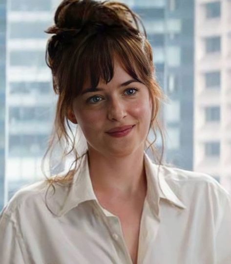 Anastasia Grey Hair, Anastasia Steele Aesthetic, Anastasia Steele Hair, Anastacia Steele, Anastasia Steele Outfits, Therapist Outfit, Mom Makeover, 50 Shades Freed, Dakota Jhonson