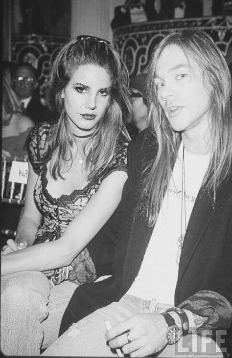 Stephanie Seymore, Stephanie Seymour Axl Rose, Rose Makeup Look, 90s Celebs, Axel Rose, Rose Foto, Paulina Porizkova, Rose Makeup, Stephanie Seymour