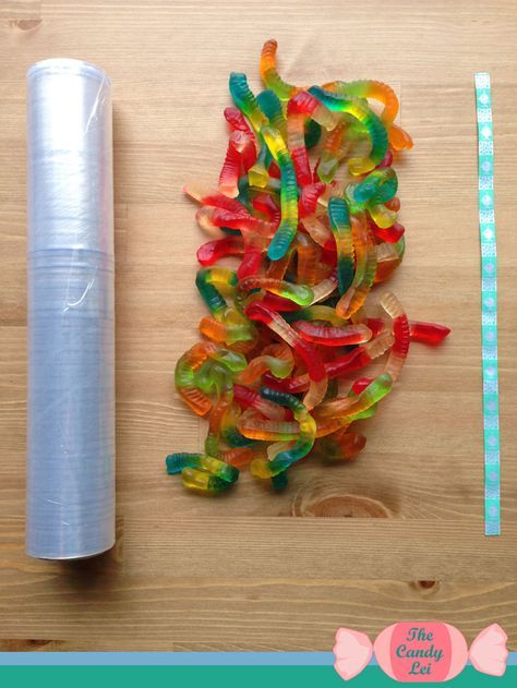 This is going on my must do this year. My son is graduating and I know he would LOVE this graduation lei. He loves to eat gummy worms. Now if only there was one for Swedish Fish... Candy Lei Tutorial, Graduation Candy Lei, Candy Leis, Graduation Leis Diy, Graduation Money Lei, Gummy Worm, Candy Lei, Money Leis, Unique Candy