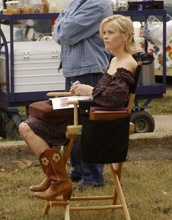 Reese Witherspoon on set of Sweet Home Alabama (Melanie Carmichael Smooter) Sweet Home Alabama Movie, Reese Witherspoon Movies, Reese Witherspoon Hair, Reece Witherspoon, 1990 Style, Leather Cowgirl Boots, Sweet Home Alabama, Life Of The Party, Western Leather