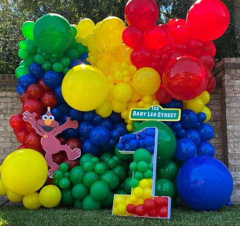 Sesame Street Party Backdrop, Sesame Street Birthday Balloons, Elmo Table Centerpieces, Sesame Street Balloon Garland, Elmo Balloon Garland, Sesame Street Balloons, Elmos World Birthday Party Boy, Seaseme Street 1st Birthday Party, Elmo 1st Birthday Party Boys