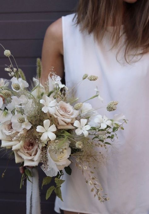 Bouquet Champetre, Traditional Flower, Bridal Bouquet Flowers, Unique Bouquet, Spring Wedding Flowers, Artificial Rose, Wedding Flower Inspiration, Wildflower Bouquet, Neutral Wedding