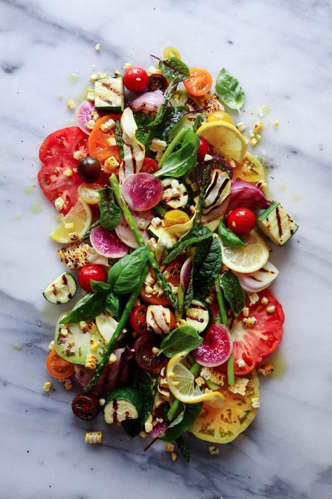 Heirloom tomato grilled veggie salad Grilled Veggie Salad, Caramelized Leeks, Goat Cheese Recipes Appetizers, Salad Taco, Salad Macaroni, Cheese Recipes Appetizers, Goat Cheese Appetizer, Salad Kale, Grilled Corn Salad