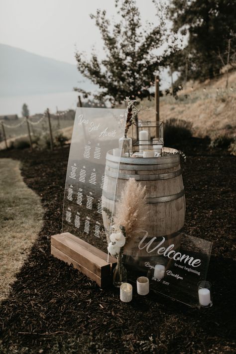 Simple Winery Wedding, Minimal Rustic Wedding Decor, Winery Wedding Inspiration, Modern Winery Wedding, Modern Vineyard Wedding, Vineyard Wedding Decorations, Minimal Rustic Wedding, Wedding Winery Vineyard, Winery Wedding Decor