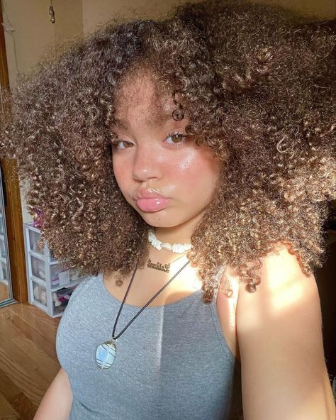 Mixed Curly Hair, Curly Hair Styles Easy, Beautiful Curly Hair, Natural Curls Hairstyles, Curly Girl Hairstyles, Beautiful Lips, Curly Girl, Light Skin, Pretty Selfies