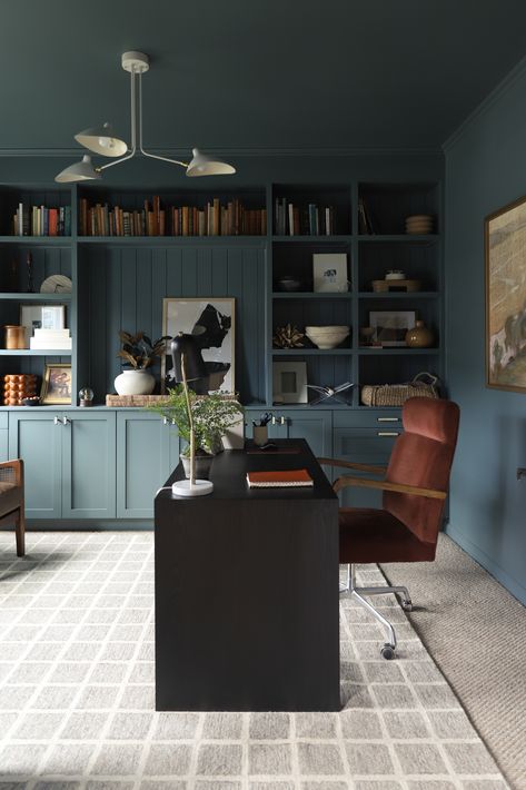 Moody Blue Office, Home Office Ideas Men, Small Home Office Makeover, Large Home Office Ideas, Navy Home Office, Dark Office Aesthetic, Small Moody Office, Dark Blue Office, Downstairs Office