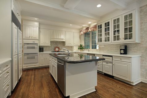 100 Kitchen Remodel Ideas for 2023 That Will Inspire You Beam Ceilings, Cream Kitchen Cabinets, Kitchen Color Trends, Dark Countertops, Painted Kitchen Cabinets Colors, Cream Kitchen, Custom Kitchens Design, Traditional Kitchen Design, White Kitchens