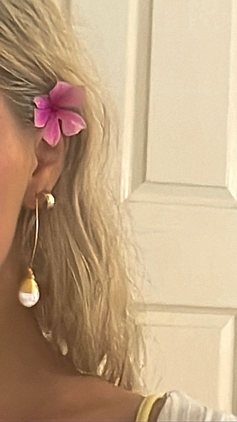 #flowers #aesthetic #beach #jewelry #blondehairstyles Aesthetic Gold Earrings, Aesthetic Gold, Flowers Aesthetic, Aesthetic Beach, Beach Aesthetic, Beach Jewelry, Beach Girl, Blonde Hair, Gold Earrings