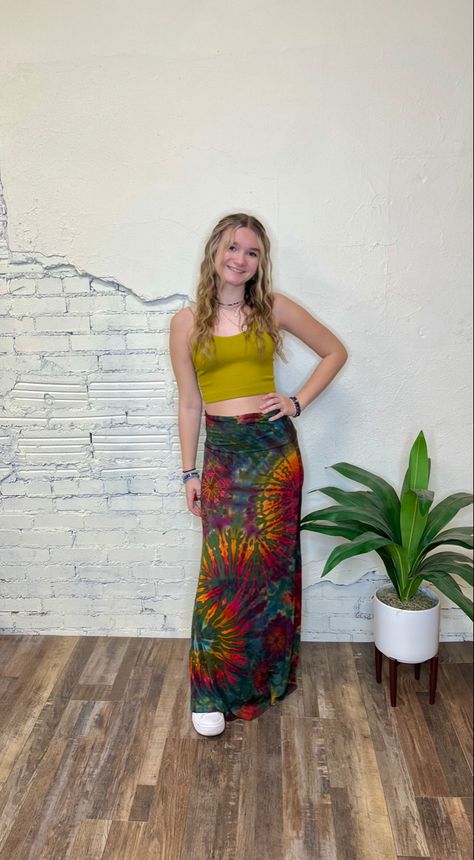 tie dye skirt hippie aesthetic Tye Dye Maxi Skirt Outfit, Tie Dye Maxi Skirt Outfit, Trippy Outfits Style, Hippie Fashion Outfits, Tie Dye Skirt Outfit, 70s Tie Dye, Fem Fem, Colorful Fits, Knotted Maxi Skirt