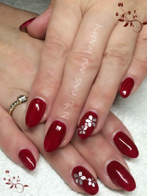 Sculpted acrylics with gel polish and silver flowers Maroon Nail Designs, Gold Gel Nails, Red Nail Art Designs, Bridal Nails Designs, Maroon Nails, Red Nail Art, Gel Nail Art Designs, Red Nail Designs, Almond Nails Designs