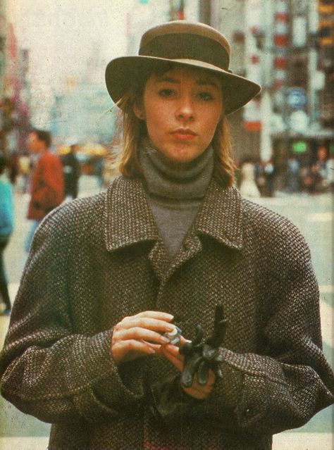 Suzanne Vega  turtlenecks, power shoulders, wool coats and detective hats! <3 <3 <3 Mystic Pizza, Suzanne Vega, Vegas Hair, Big Ego, Elvis Costello, Wool Coats, Leonard Cohen, Aesthetic People, Simply Chic