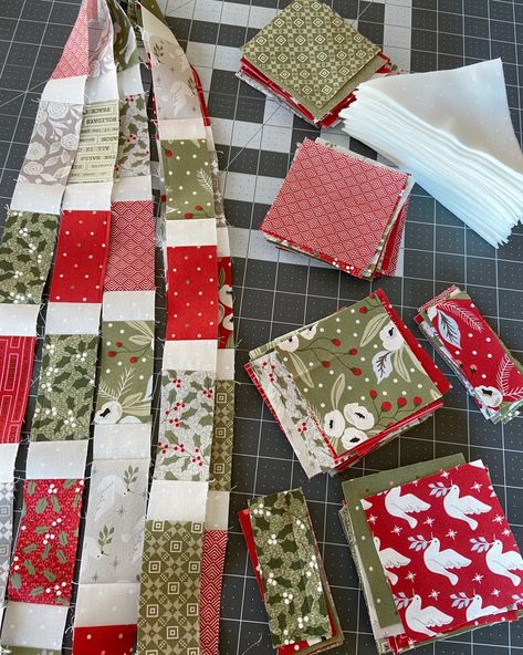 Easy Christmas Quilt Patterns, Easy Christmas Quilt, Quilt Patterns For Beginners, Christmas Quilting Projects, Fat Quarter Quilt Pattern, Christmas Quilt Blocks, Christmas Patchwork, Christmas Quilt Patterns, Jelly Roll Quilt Patterns