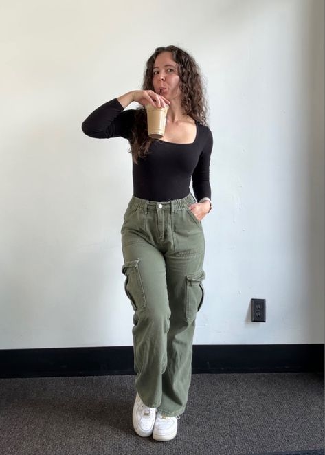 Green Cargo Pants High Waisted, Olive Bottoms Outfit, Green Cargo Outfits Women Winter, Outfits With Green Pants Olive, Women Green Cargo Pants Outfit, Cargo Pants Outfit Inspiration, Cargo Pants Woman Outfit, Cargo Oants Outfit Girl, Green Cargo Pants With Black Top