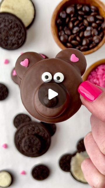 Ashley | Bake Drizzle Dust on Instagram: "🧸💕🐻Sweets for your sweetie!

These chocolate covered Oreo teddy bears are the cutest Valentine’s Day cookie to give to your loved ones🥰 Almost too cute to eat but too delicious to resist! 

Details on my blog and also a way to turn them into teddy bear cupcakes!
•
•
•
#valentinesdaycookies #chocolatedipped #chocolateoreos #nobakedessert #teddybearsofinstagram #kawaiifood" Bear Oreos, Teddy Bear Cupcakes, Bear Cupcakes, Chocolate Melting Wafers, George Ezra, Chocolate Covered Oreo, Chocolate Oreos, Valentines Day Cookies, Cake Lover