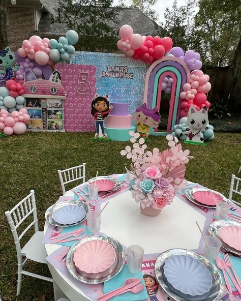 Gabby Dollhouse Table Decorations, Gabbys Dollhouse Table Decor, Gabby Doll House Birthday Party Ideas, Gabby Dollhouse Birthday Decorations, Gabby’s Dollhouse, Gaby Dollhouse Party Ideas, Gabbys Dollhouse Birthday Party, Kids Party Table, Kids Party Tables