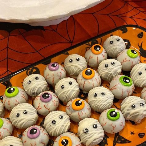 Priscilla and Angela on Instagram: "It’s nearly 100 degrees outside but I saw a Spirit Halloween store pop up nearby the other day so I guess it’s time to start posting spooky season content 🤣👻 . This platter of spooky @oreo truffles is one of my most liked posts ever from a few years ago, and I just love it because they are so very simple and delicious. All you need is crushed up Oreos, cream cheese, and melting wafers (I used @ghirardelli melts) and a candy marker for the eye vessels, and yo Halloween Cake Truffles, Halloween Chocolate Oreos, Halloween Oreo Truffles, Autumn Pastries, Candy Business Ideas, Doce Halloween, Halloween Oreo Balls, Halloween Cake Balls, Halloween Truffles