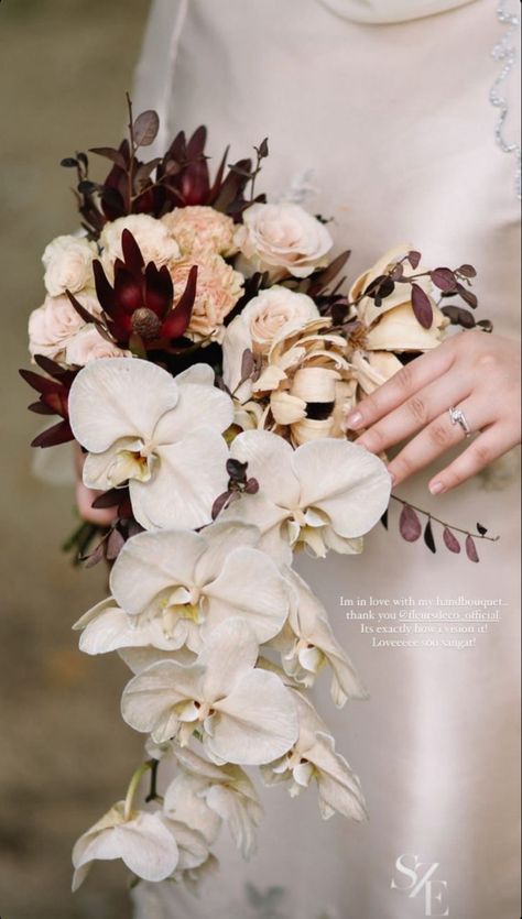 Hand Bouquet Wedding Simple Elegant, Handbouquet Wedding Rustic, Engagement Hand Bouquet, Rustic Hand Bouquet, Filipino Wedding Bouquet, Bucket Bunga Wedding, Wedding Hand Bouquet Brides, Bucket Wedding Flowers, Orchid Hand Bouquet