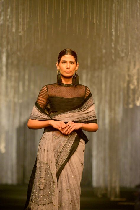 An #elegant beige #saree over a black blouse with beautiful #hemline. The #feathery earrings completed the look Beige Saree With Black Blouse, Beige Saree, Saree Drape, Bridesmaid Saree, Saree Lehenga, Lehenga Skirt, Designer Lehenga, Tarun Tahiliani, Black Saree